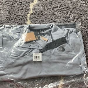 Men’s north face pull over